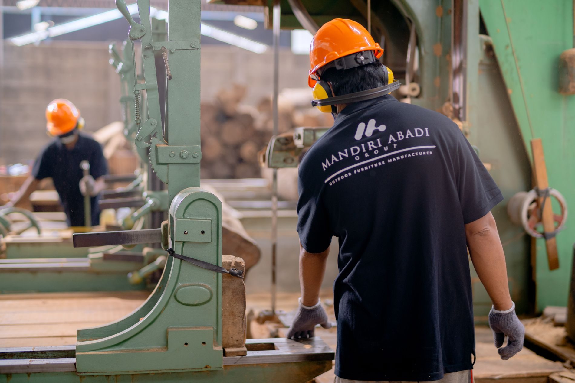 Trabajador con casco en una planta industrial